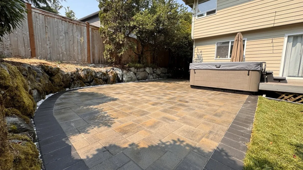 Blended paver field with a dark curved perimeter